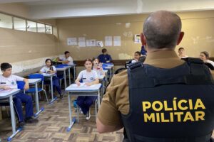 Carol Dartora avalia impacto de tecnologias de reconhecimento facial em visita técnica a colégio cívico-militar em Curitiba