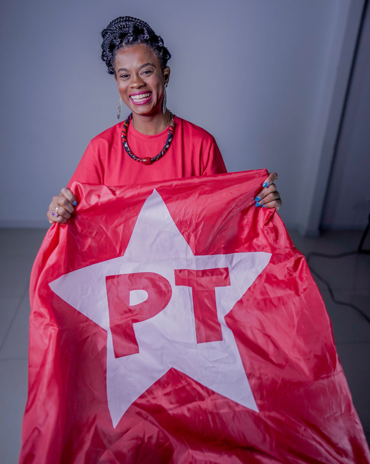 Deputada Carol Dartor com bandeira do PT