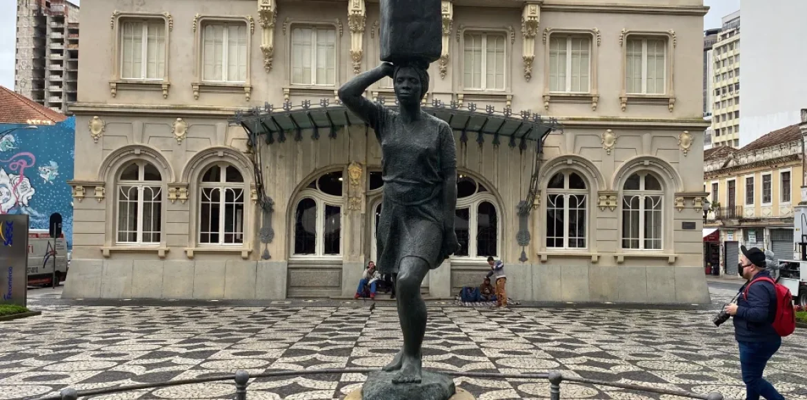 Escultura "Água pro Morro" que retrata a imagem de Emerenciana Cardoso Neves, no centro de Curitiba - Foto: Gelinton Cruz