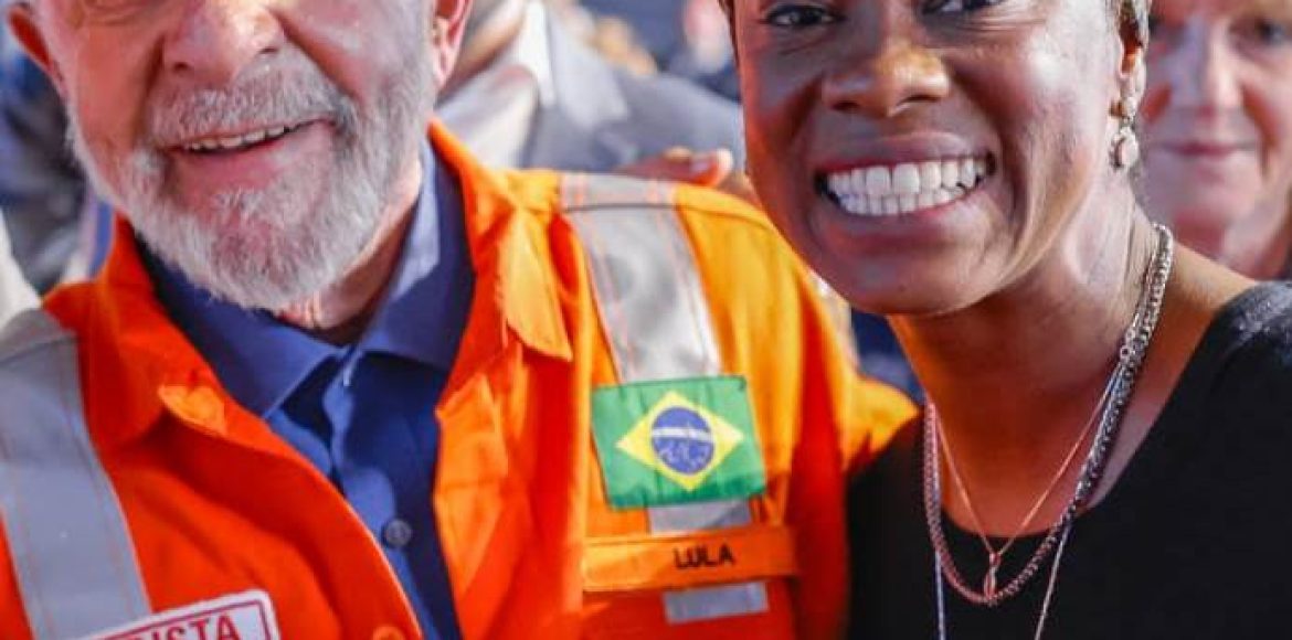 Carol Dartora participa da retomada da Fábrica de Fertilizantes Nitrogenados ao lado de Lula