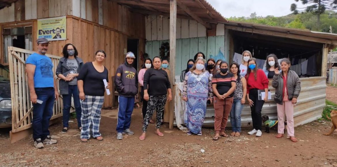 Reunião com moradores da comunidade Chacrinha para debater criação de associação - Foto:  Yasmim Reck